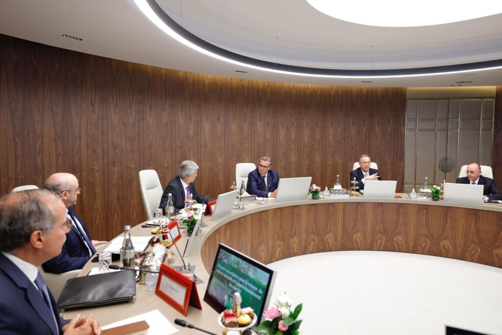 رئيس الحكومة يجتمع مع المتدخلين في سلاسل الإنتاج الفلاحية